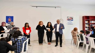 Esenyurtta Kadın Sosyal Yaşam Merkezinde programa katılan kadınlara sertifikaları verildi
