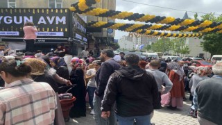 Esenyurtta mağaza açılışında izdiham