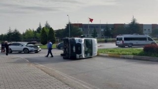 Eskişehirde işçileri taşıyan minibüs devrildi: 5 kişi yaralandı