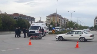Eskişehirde motosikletli kurye ile otomobil çarpıştı, 1 yaralı