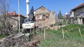 Eşmede tehlike arz eden metruk binalar yıkıldı