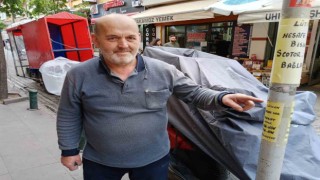 Etrafa bilinçsizce motosiklet ve scooter bağlayan vatandaşlara esnaftan esprili uyarı