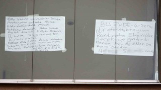 Ev sahibiyle anlaşamayan kiracı, derdini astığı kağıtlarla anlattı