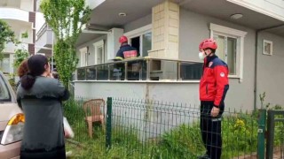Evde kilitli kaldığı söylenen yaşlı kadın ekiplere zorluk çıkardı
