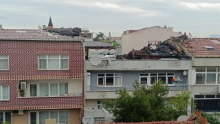 Eyüpsultanda 2 katlı binanın çatısı alev alev yandı
