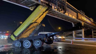 Eyüpsultanda damperi açılan hafriyat kamyonu üst geçide çarptı