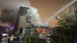 Fatihte evsizlerin yaşadığı 2 katlı metruk binada yangın