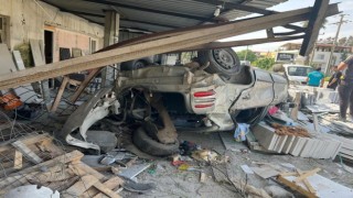 Fethiyede otomobil mermer dükkanına daldı: 1 yaralı