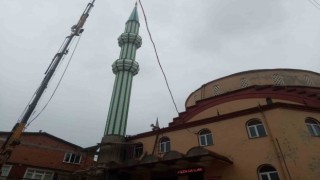 Fırtınadan yıkılan cami minaresi yenilendi