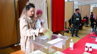 Fransadaki Türk seçmenlerin oy verme işlemi devam ediyor