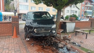 Freni boşalan minibüs ticari taksiye çarptı:2 yaralı