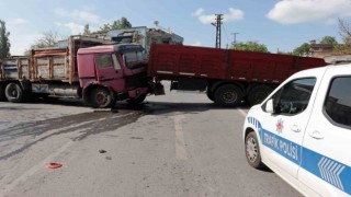 Freni patlayan kamyonet 3 aracı biçti, dorseyi kanala sürükledi: 1 yaralı