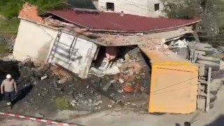 Freni patlayan taş yüklü kamyon evi yıktı