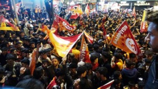 Galatasaraylı taraftarlar kutlama için Vanda sokağa döküldü