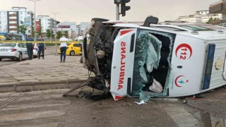 Gaziantepte ambulans devrildi: 4 yaralı