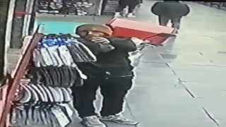 Gaziosmanpaşada şapka ve çorap çalan şahıs kameraya yansıdı