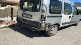 Gazipaşada hafif ticari araçla motosiklet çarpıştı: 1 yaralı