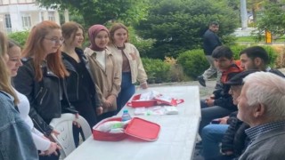 Gedizde üniversite öğrencilerinden vatandaşa deprem çantası eğitimi