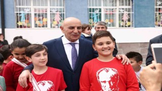 Geleceğin müzisyenleri için Kalaba İlkokuluna enstrüman desteği