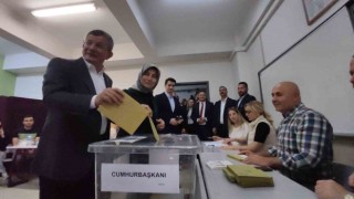 Gelecek Partisi Genel Başkanı Ahmet Davutoğlu, oyunu kullandı