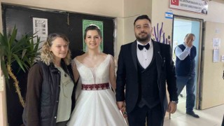 Gelin ve damat düğünden önce oy kullanmak için sandık başına gitti