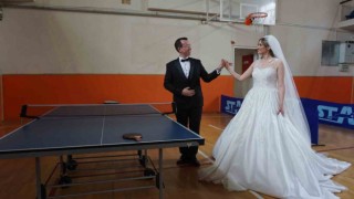 Gelinlik ve damatlıklarıyla düğün öncesi masa tenisi oynadılar