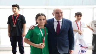 Genç yüzücüler madalyalarını Keçiören Belediye Başkanı Altınoktan aldı