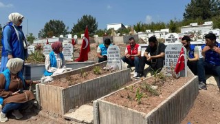 Gençler, deprem şehitliğini ziyaret etti