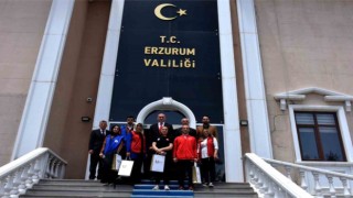 Gençlerden Vali Memişe çiçek