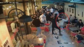Gençlerin kavgası kafeyi karıştırdı: O anlar kamerada