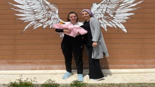 Gençlik Kampında kalan depremzede ailenin bebek mutluluğu