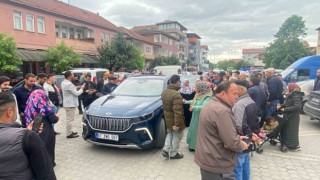 Gökçebeyde Togg ile fotoğraf çektirebilmek için birbirleriyle yarıştılar