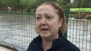 Göle dönen yolda aracının içinde mahsur kalan kadın gözyaşlarını tutamadı