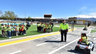 Gözleriniz yolda, gönlünüz darda kalmasın