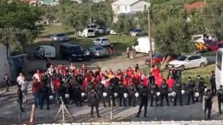Göztepe taraftarı, takımını kaldırımdan destekledi