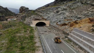 Gümüşhanede meydana gelen heyelanda dev kayalar karayolunu ulaşıma kapattı!