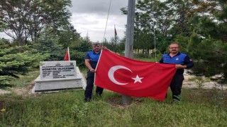 Günyüzünde şehit mezarlarının Türk bayrakları zabıtalara emanet