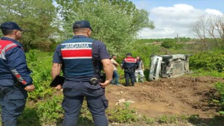 Hafi ticari araç devrildi, içindeki köy ekmekleri yol kenarına saçıldı