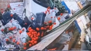 Hafif ticari araç markete çarptı, vatandaşlar saniyelerle kurtuldu