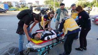 Hafif ticari araç motosikletle çarpıştı: 2 yaralı