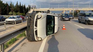 Hafif ticari araç taksiye çarpıp takla attı: 3 yaralı