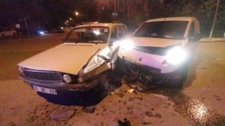 Hafif ticari araç ve otomobil çarpıştı: 1 yaralı