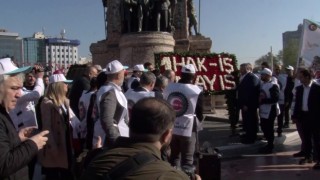 HAK-İŞ Konfederasyonu üyeleri Taksime çelenk bıraktı