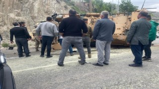Hakkaride askeri araç devrildi: 3 yaralı
