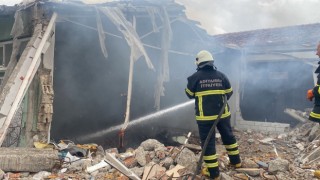 Hasarlı depoda çıkan yangın korkuttu