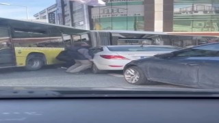 Hatalı park nedeniyle manevra yapamayan İETT otobüsü trafiğe neden oldu