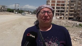 Hatayda 40 yıllık emeği moloza dönen kadın, gözyaşlarına boğuldu