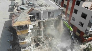 Hatayda ağır hasarlı binaların yıkımı sürüyor