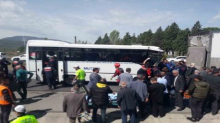 Havaalanına yolcu taşıyan minibüs kamyona çarptı