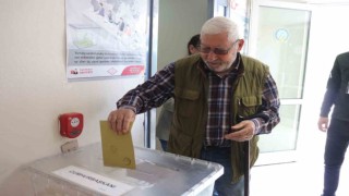 Havaalanında 2. tur için oylar atılıyor